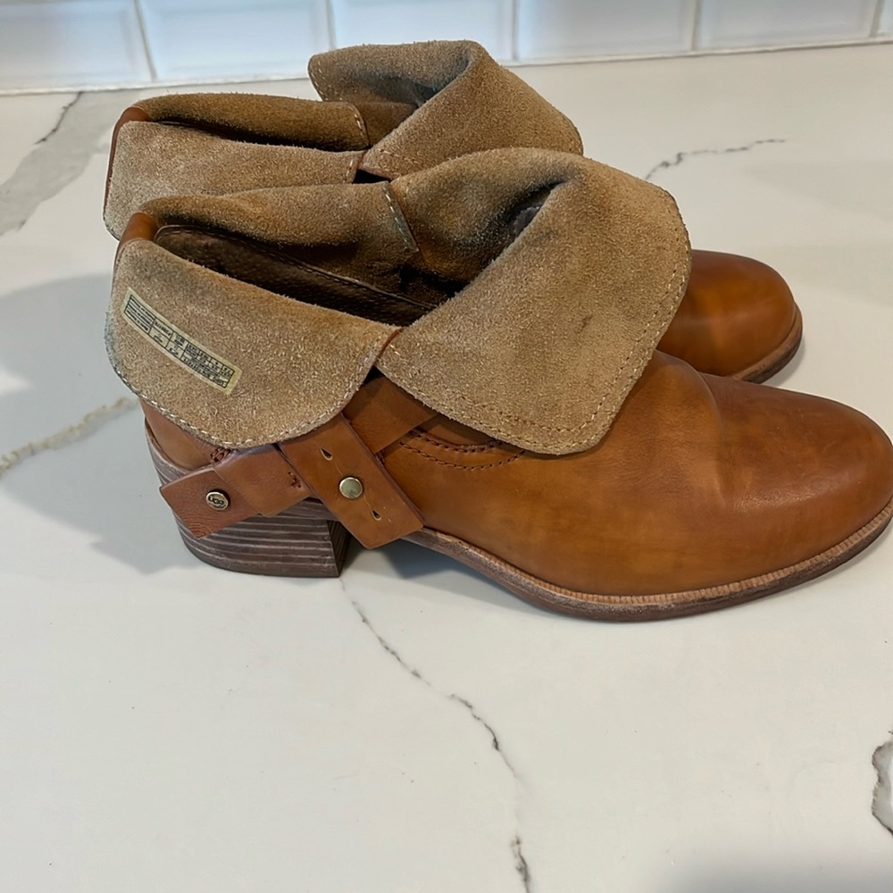 Tom’s, tan leather ankle books, slightly worn